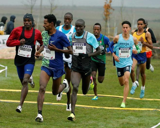 Atletas compiten durante la carrera absoluta masculina de la XVI edición del Cross de Atapuerca, celebrado en el circuito del Parque Arqueológico de Burgos.