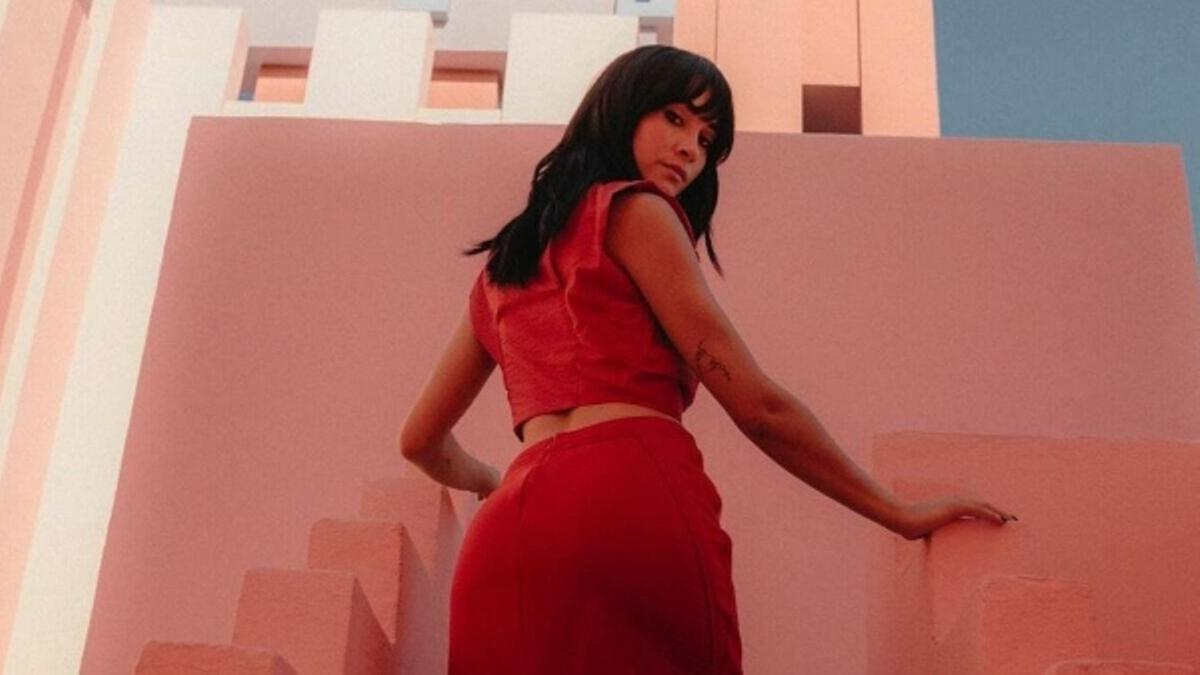 Aitana, en el videoclip de su nueva canción, grabado en La Muralla Roja de Calpe, diseñada por el arquitecto Ricardo Bofill.