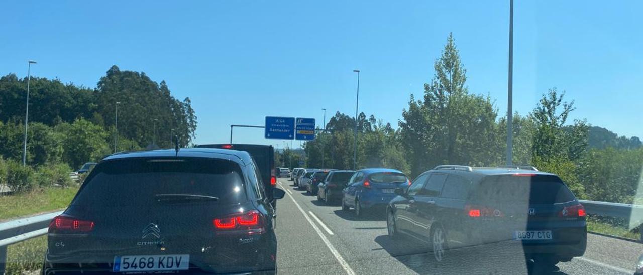 Atasco en la zona de Grases (Villaviciosa)