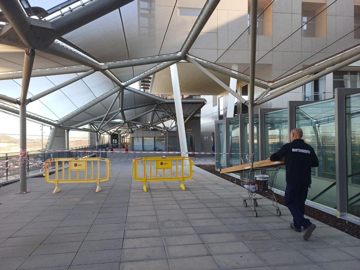 Comienza el vallado de la terraza del Hospital Santa Lucia.