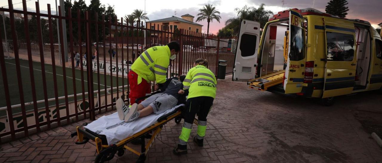 La ambulancia que atiende a los usuarios de la Ciudad Deportiva. | ANTONIO AMORÓS