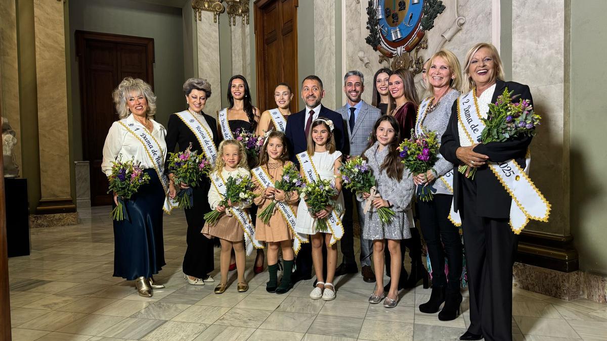 Fotografía de las reinas y sus cortes de honor con las autoridades.