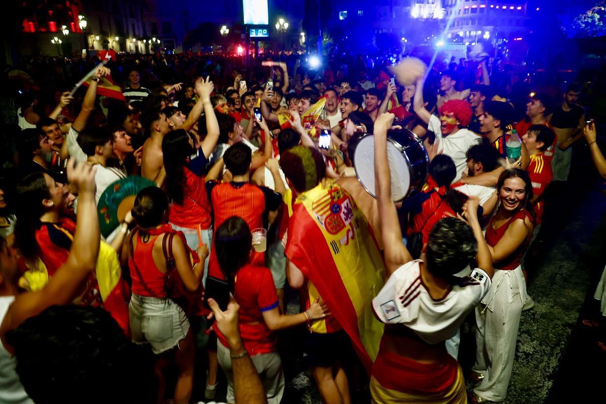 Así está viviendo la plaza del Ayuntamiento de València la final del Mundial de España