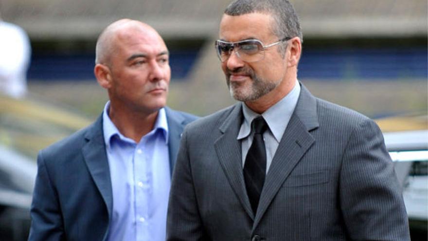 George Michael -ayer- se dirige a declarar ante el Tribunal de Londres.