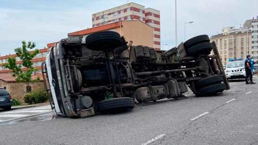 Un camión vuelca en Monelos sin causar heridos