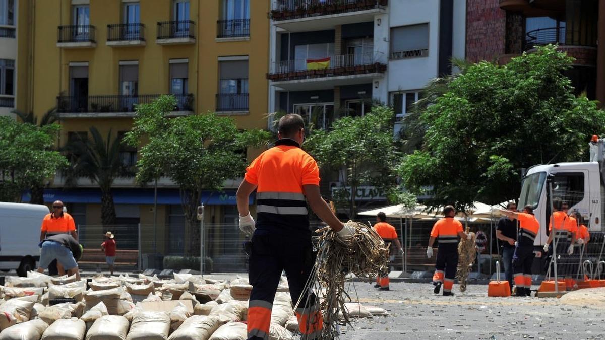Un operario del servicio de Limpieza, tras una mascletá.
