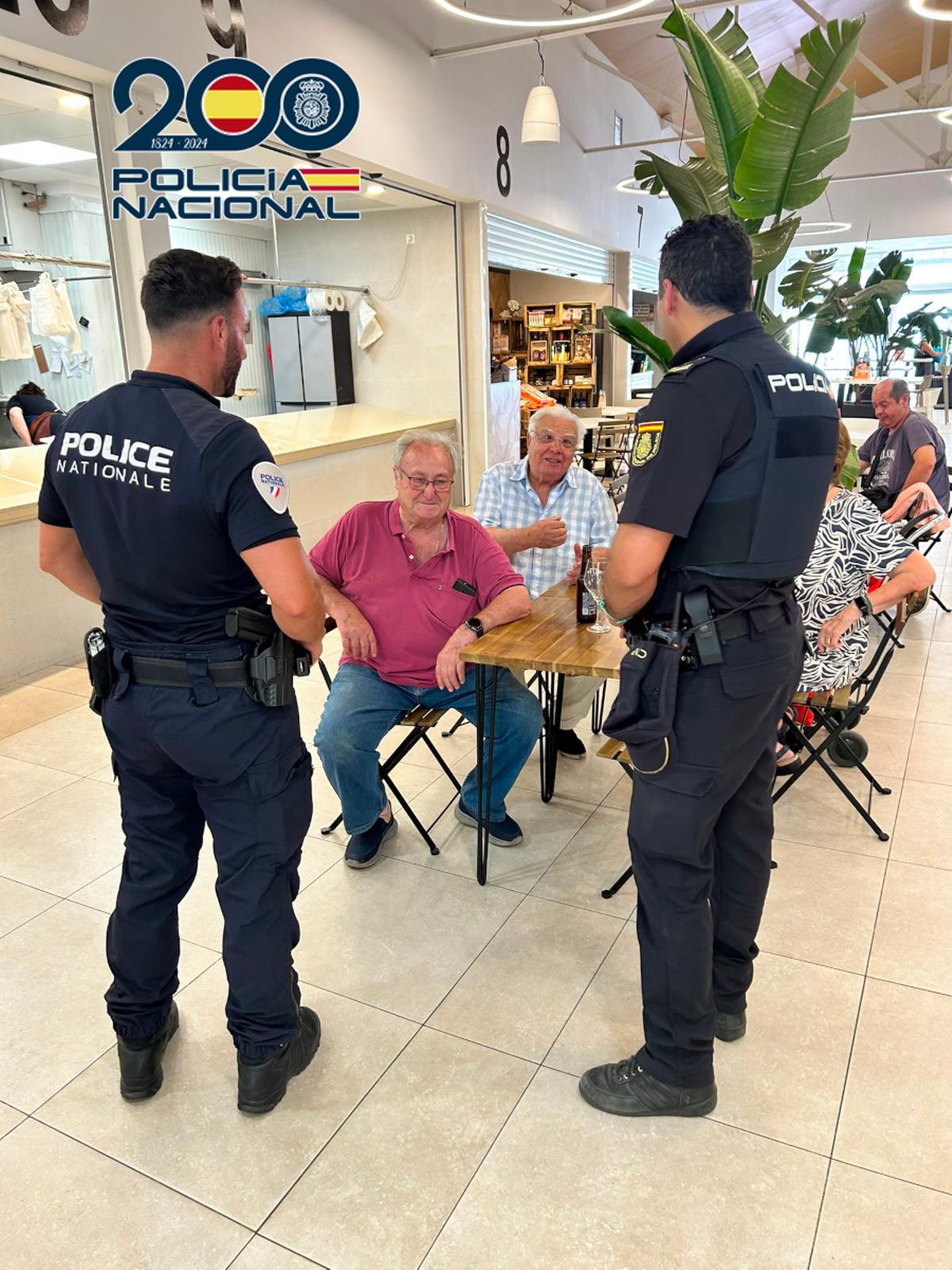 Agentes de la Policía Nacional y de la Police Nationale francesa patrullan a pie por las calles de Castelló.