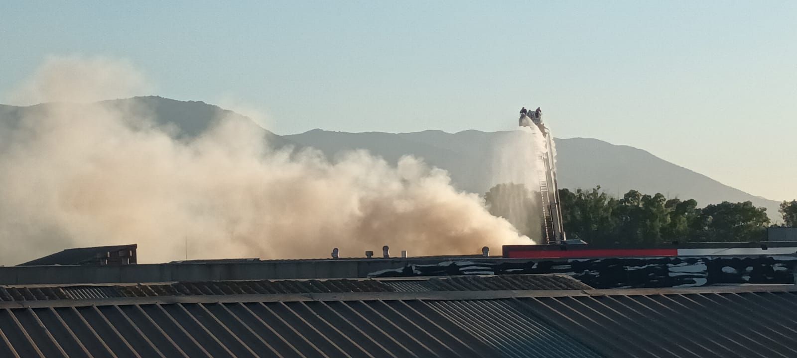 Declarado un incendio en una nave de patinetes en el polígono de La Azucarera