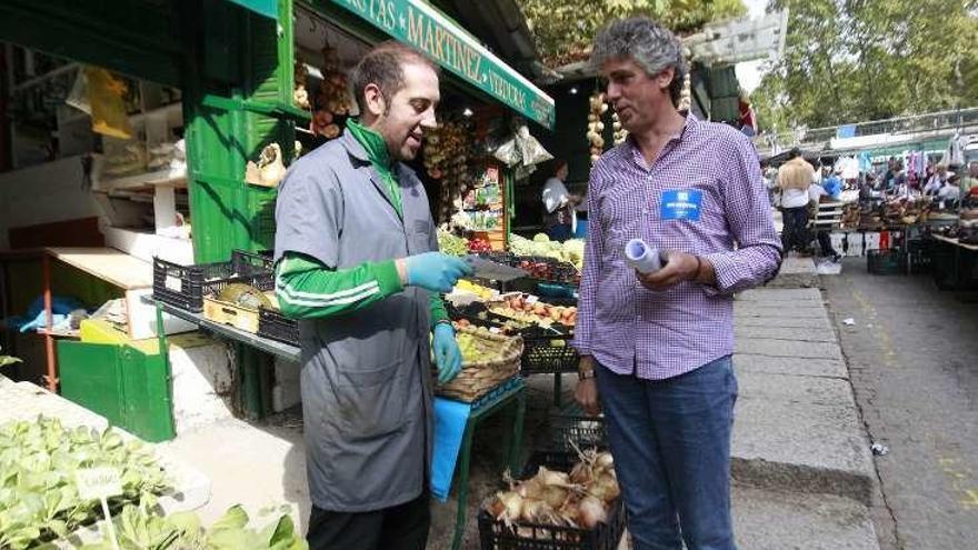 Pérez Bouza repartiendo publicidad en la plaza. // Jesús Regal