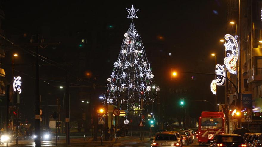 Hoy han hecho las pruebas de iluminación del gran árbol de Navidad en la Plaza Circular.