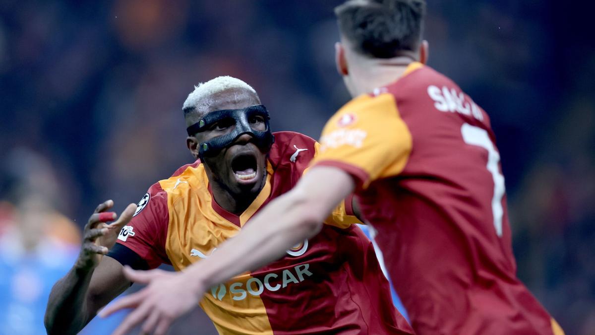 ISTANBUL (Turkey), 21/01/2026.- Victor Osimhen (L) and Roland Sallai of Galatasaray celebrate after Atletico scored an own goal to level the score 1-1 during the UEFA Champions League match between Galatasaray SK and Atletico Madrid, in Istanbul, Turkey, 21 January 2026. (Liga de Campeones, Turquía, Estanbul) EFE/EPA/ERDEM SAHIN