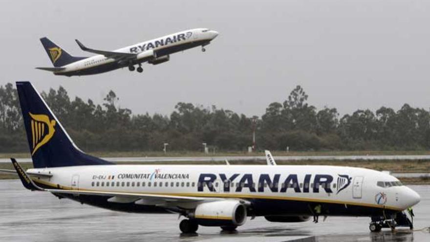 Un avión de la compañía despegando de Lavacolla. / X. ÁLVAREZ