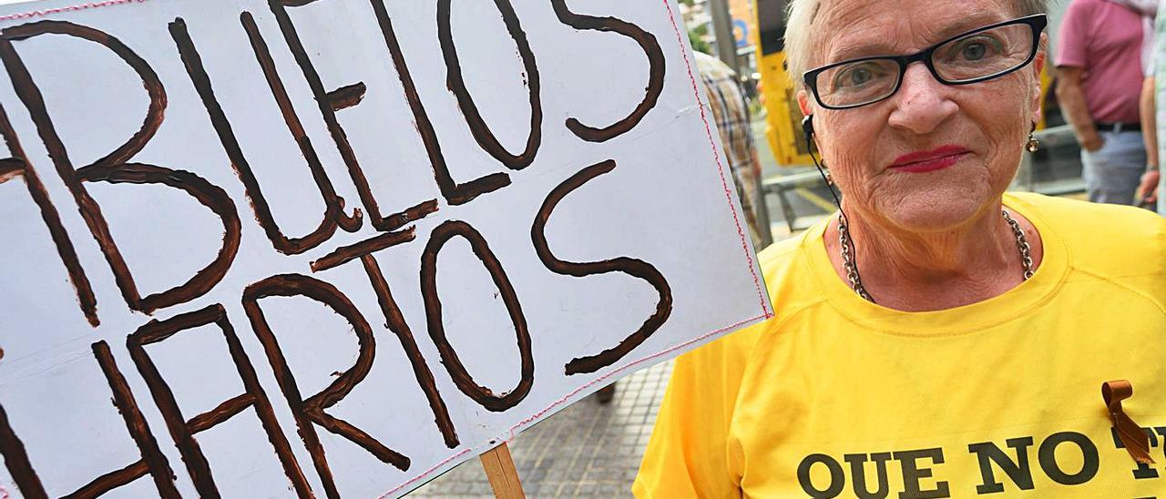 Una abuela en una manifestación en defensa del sistema de pensiones y de una revalorización justa de las pagas. | | TONY HERNÁNDEZ