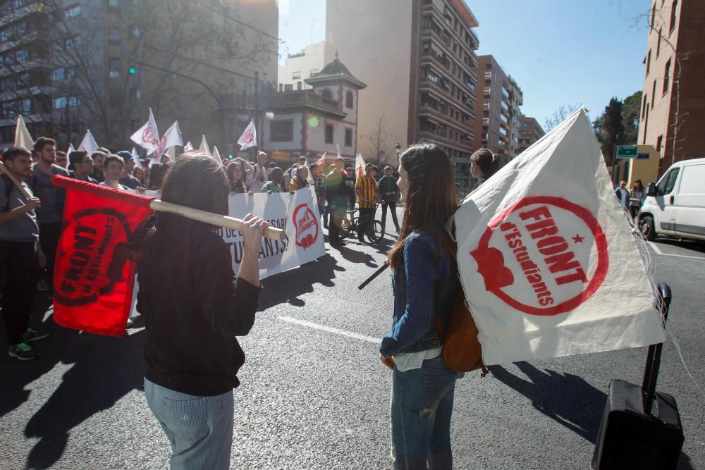 Manifestación estudiantil en Valencia en defensa de la enseñanza pública