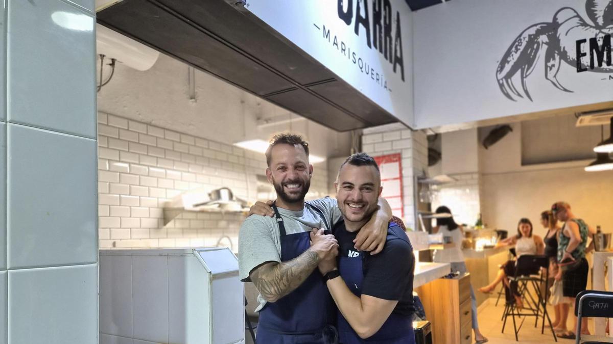 Los chefs Raúl de Em Barra y Rafa de Kuoco en el evento a cuatro manos.