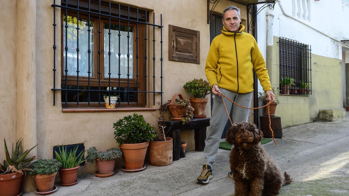 Eugenio Trigo, con  su perro Neo, en la puerta de su vivienda.