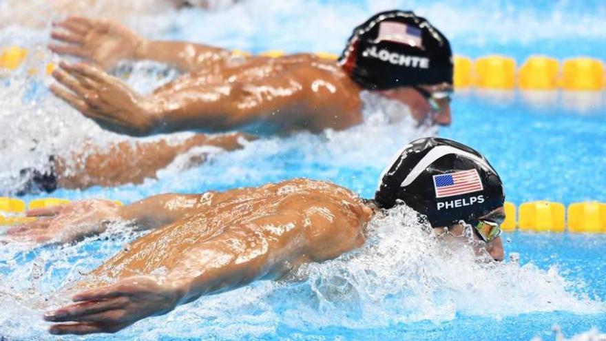 Phelps, en primer término, nadando la final de los 200 estilos, con Lochte al fondo.