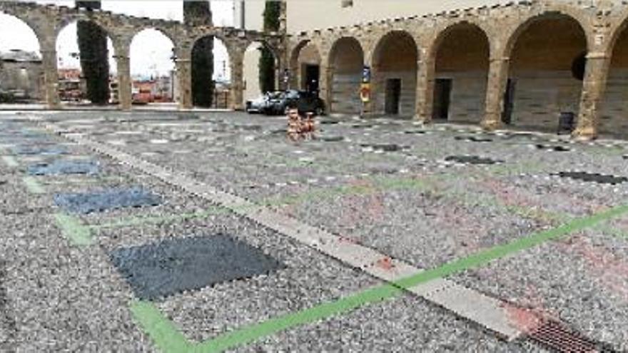 La plaça del Milcentenari amb les ratlles divisòries per aparcar de color verd, que hi van pintar ahir al migdia