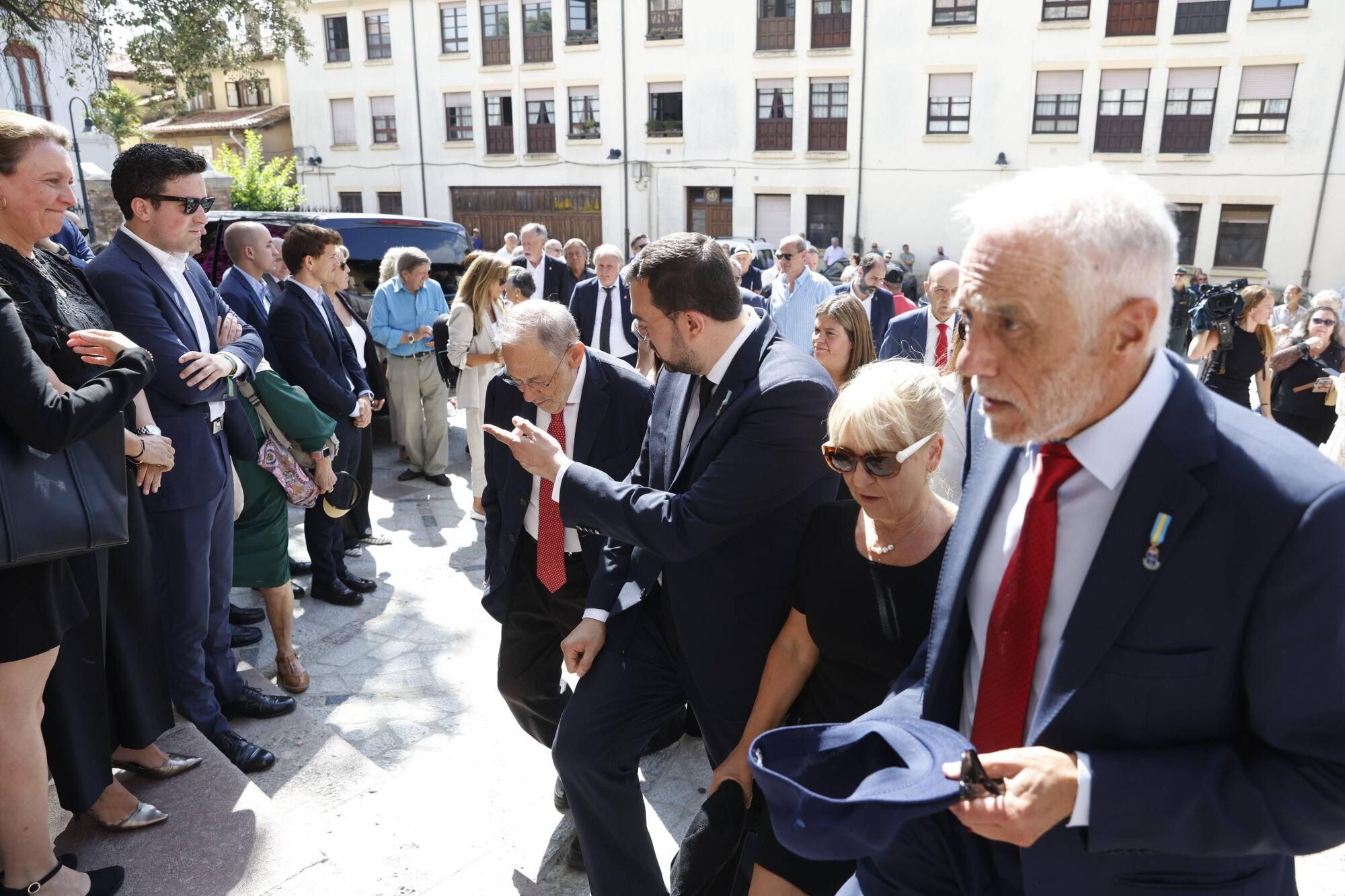 Las imágenes del funeral de Antonio Trevín en la basílica de Llanes.