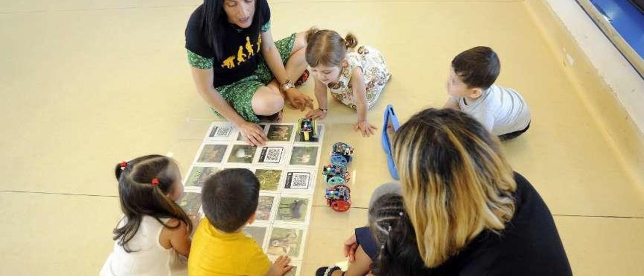 Una profesora de Vilatuxe muestra los robots a niños de la guardería de Silleda. //Bernabé/ Javier Lalín