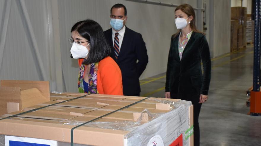 La ministra de Sanitat, Carolina Darias, inspecciona una partida de vacunes de Janssen