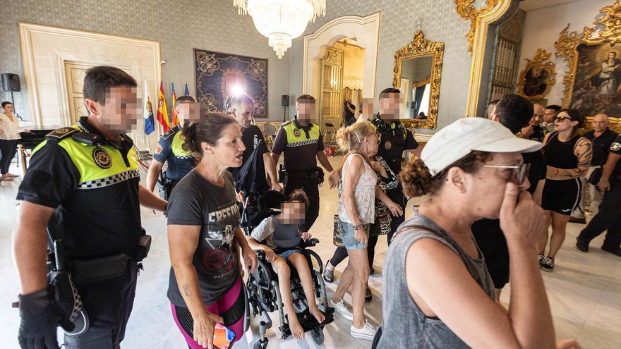Desalojan del Ayuntamiento de Alicante una protesta por la falta de vivienda para un niño de 6 años con parálisis cerebral