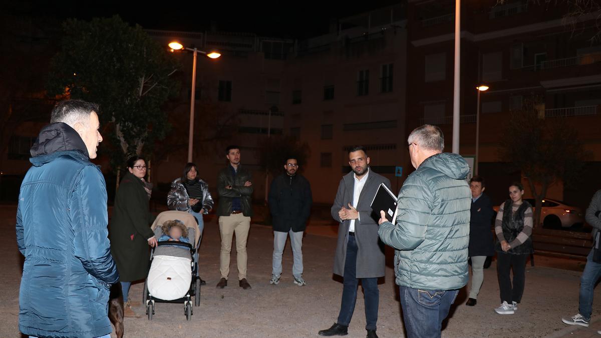 El alcalde atendiendo a los vecinos