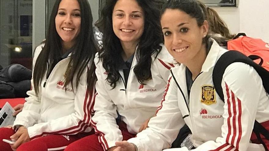 La jugadora arousna Mari Paz Vilas (izqda.), junto a dos compañeras de selección. // @SeFútbol