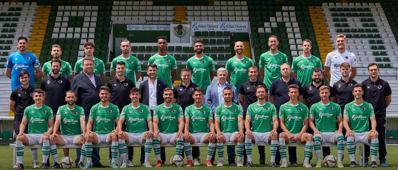 Jugadores, cuerpo técnico y directiva del Cacereño se hicieron este miércoles la foto oficial.