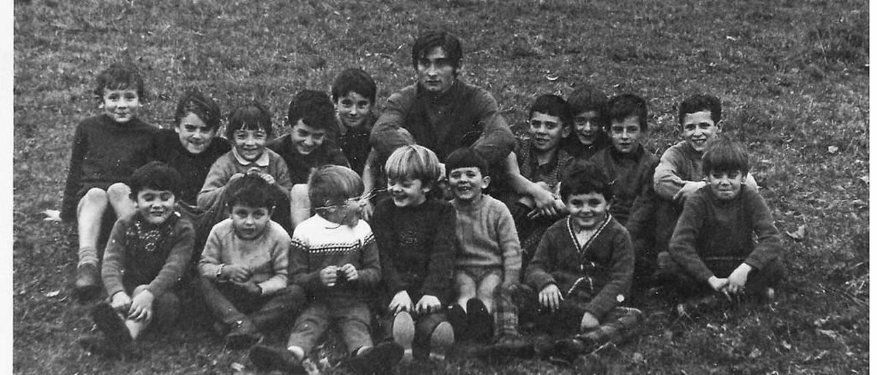 José María Rozada, con sus alumnos del curso 1970-1971 en Villanueva (Cangas de Onís).