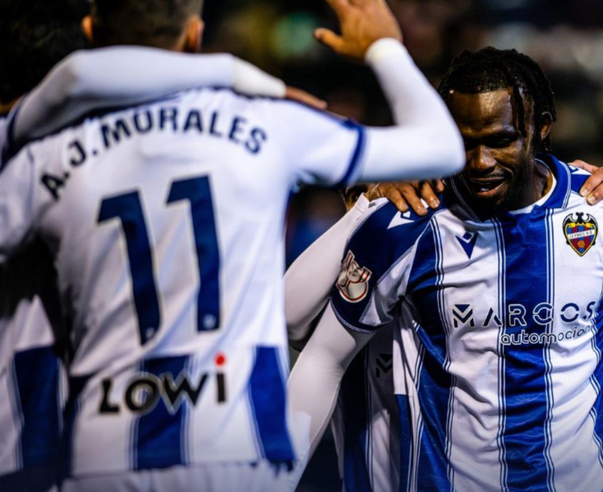 Koyalipou celebra su gol con el equipo.