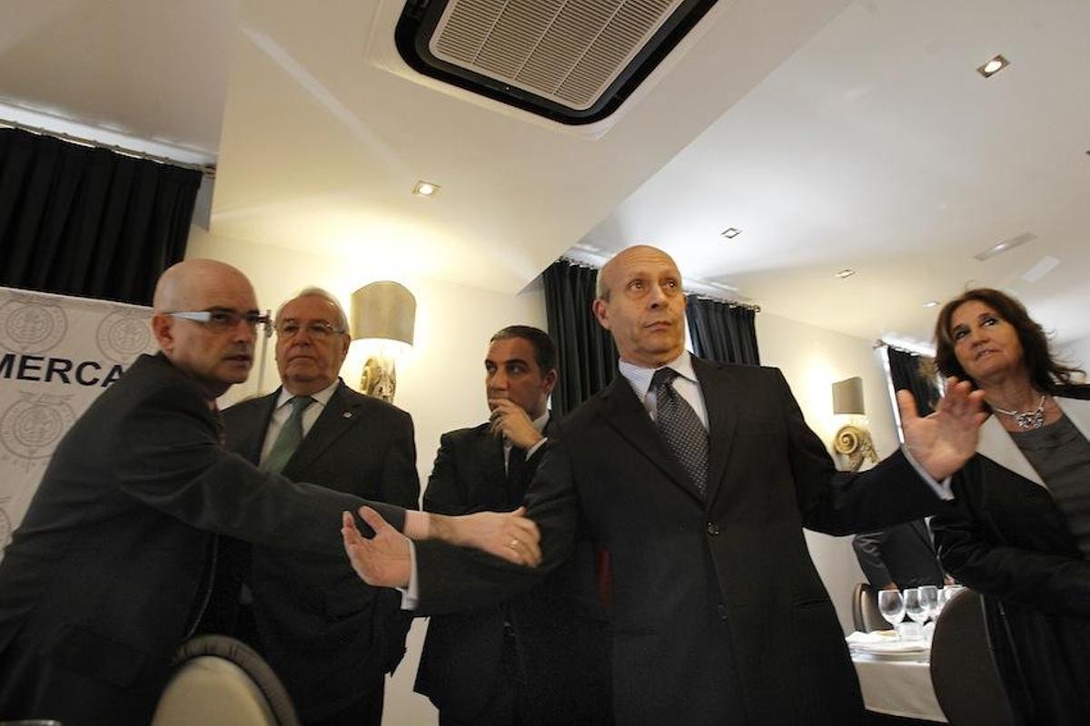 Wert, en el Círculo Mercantil de Málaga. Detrás el subdelegado del Gobierno en Málaga, Hernández Mollar, y el presidente de la Diputación, Elías Bendodo.