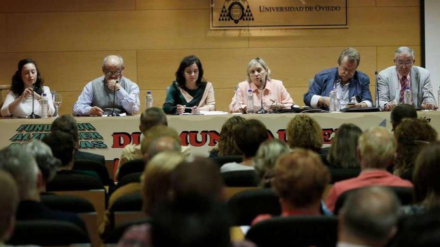 Expertos médicos, representantes políticos y miembros de colectivos de enfermos de alzhéimer, durante la charla-coloquio celebrada ayer por la tarde en Avilés con motivo del día mundial de la dolencia.