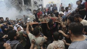 Palestinos recuperan cadáveres de entre los escombros de un edificio tras un ataque aéreo de Israel en el campo de refugiados de Jebaliya, en la Franja de Gaza.