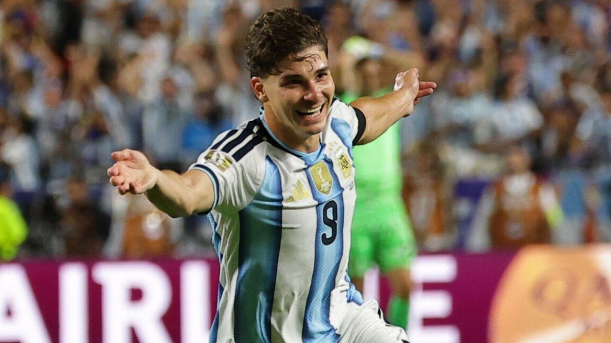 Julián Álvarez celebra su golazo contra Suiza