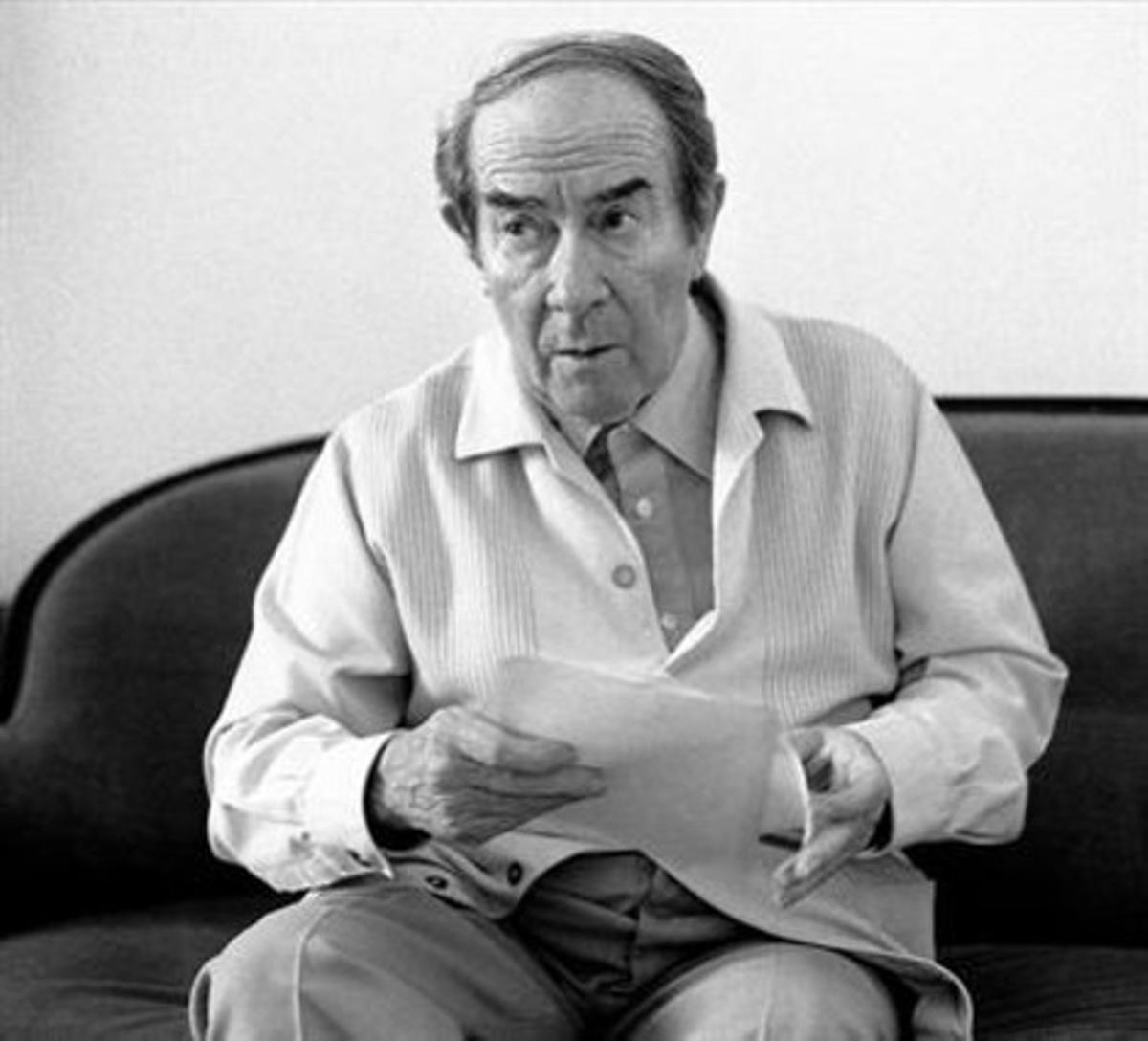 El poeta Joan Vinyoli, a casa seva, a Barcelona, l’octubre del 1982.