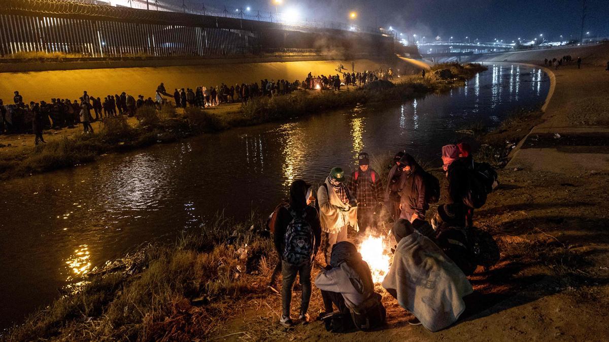 Un aluvión de inmigrantes cruzan Río Grande de Ciudad Juárez (México) a El Paso (Texas) ante un posible cambio en la política migratoria