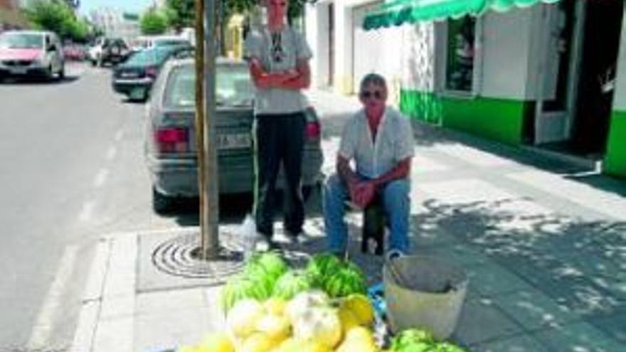 Los puestos de melones inundan la localidad
