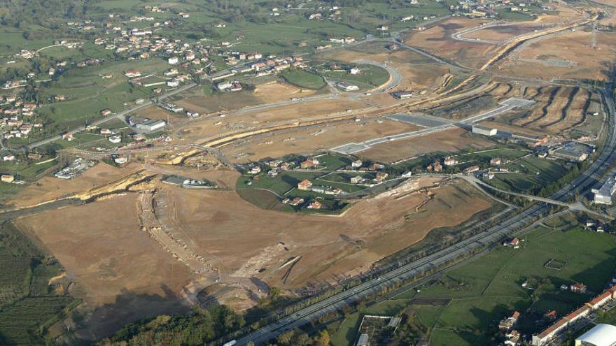 Vista aérea de los terrenos del polígono de Bobes, una de las actuaciones pendientes de Sogepsa.