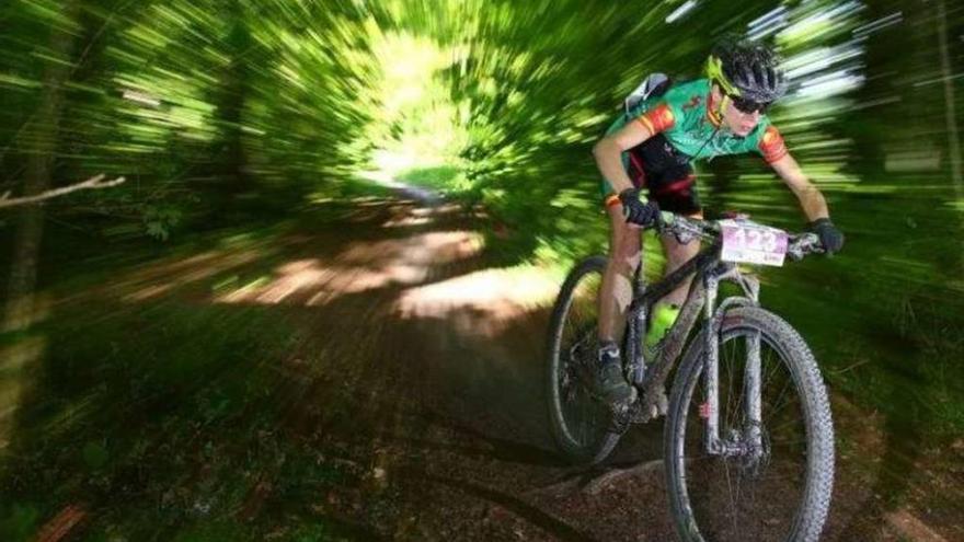 La ciclista de Mos Susana Alonso, durante una competición.