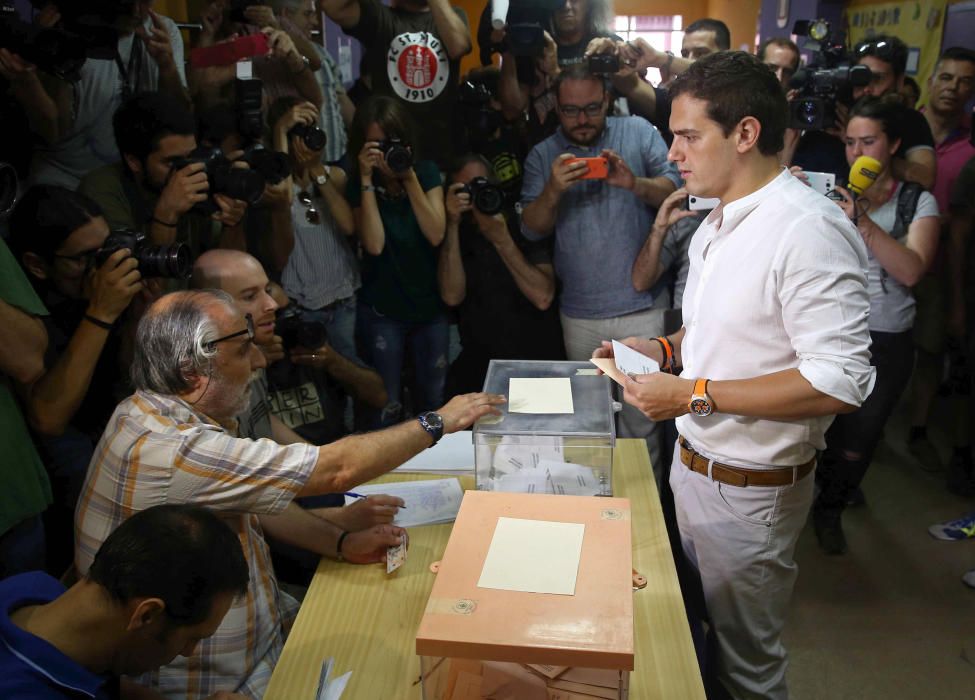 ALBERT RIVERA VOTA EN L' HOSPITALET (BARCELONA)