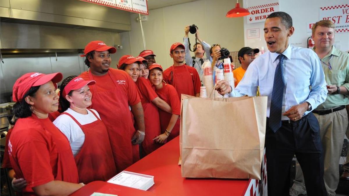 Barack Obama, cuando era presidente de Estados Unidos en el 2009, en un restaurante Five Guys.