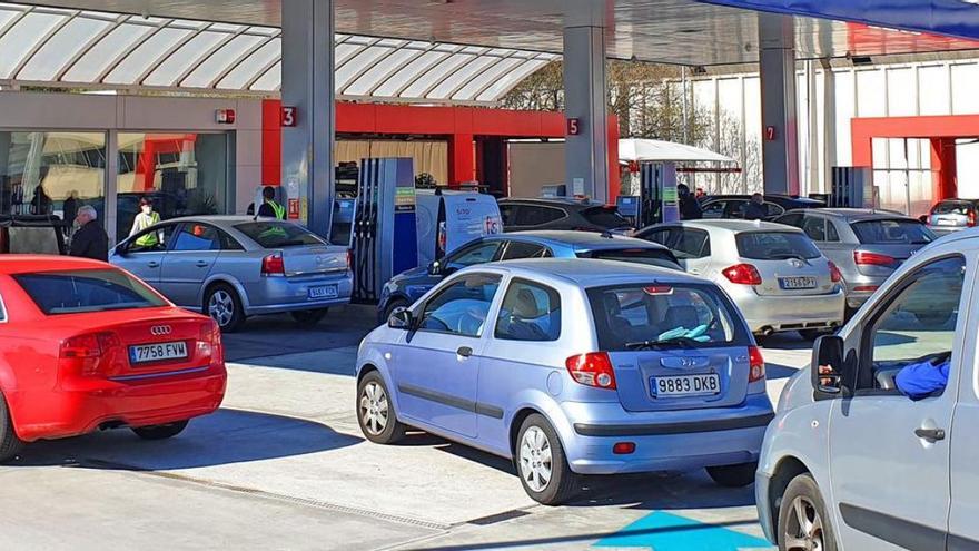 Colas en las gasolineras gallegas ante el temor a una subida de combustibles