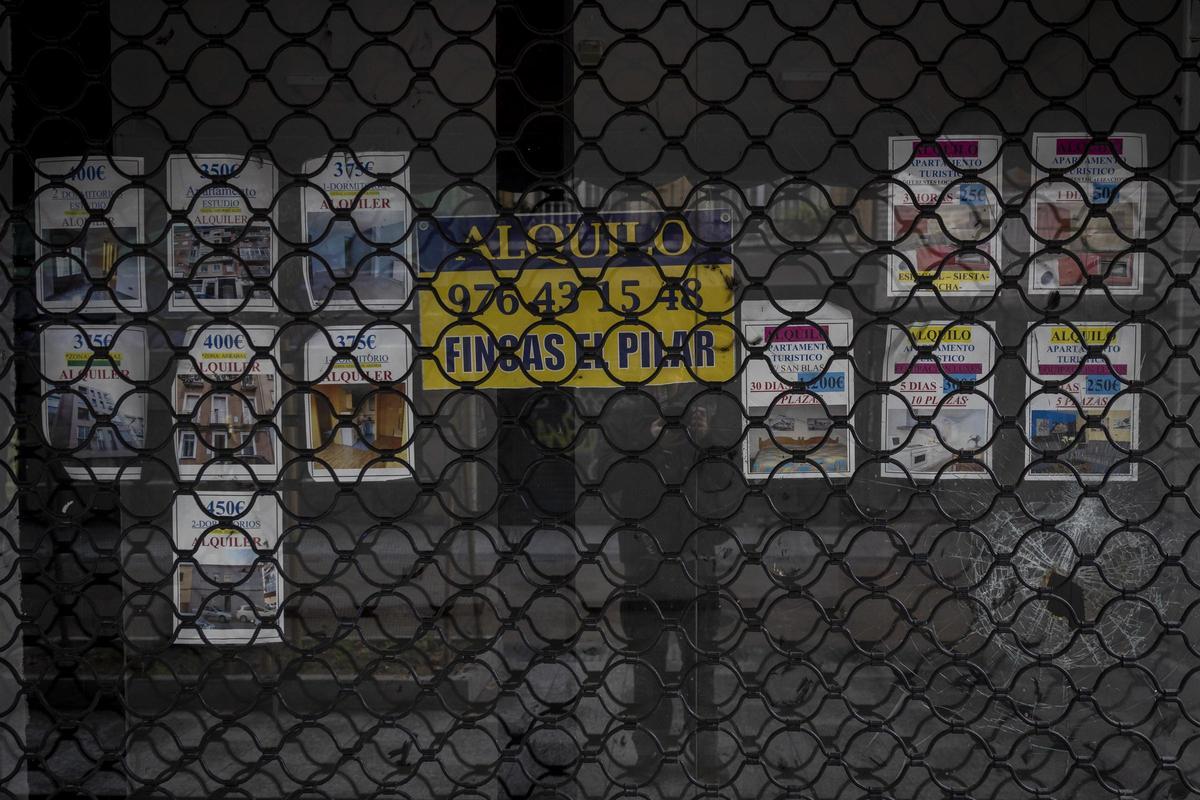 Agencia inmobiliaria en la calle Manifestación que permanece cerrado.