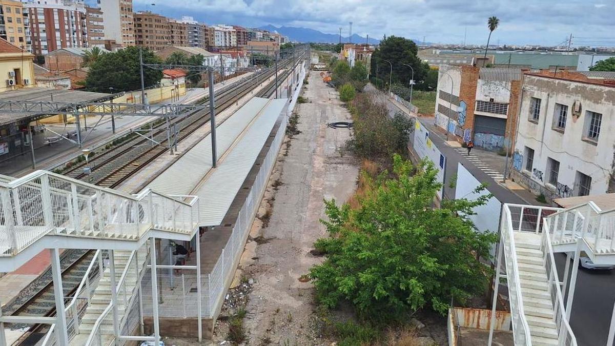 Adif construirá el apartadero para el paso de la alta velocidad en Vila-real en el espacio que aparece en la mitad derecha de la imagen.