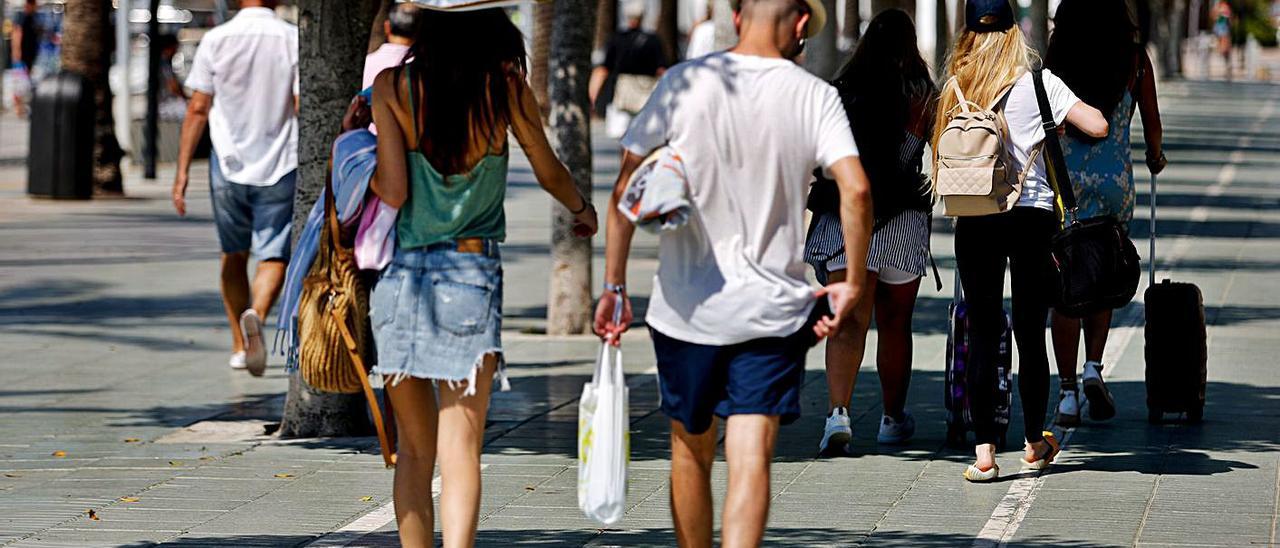 Turistas paseando este mes por Sant Antoni.