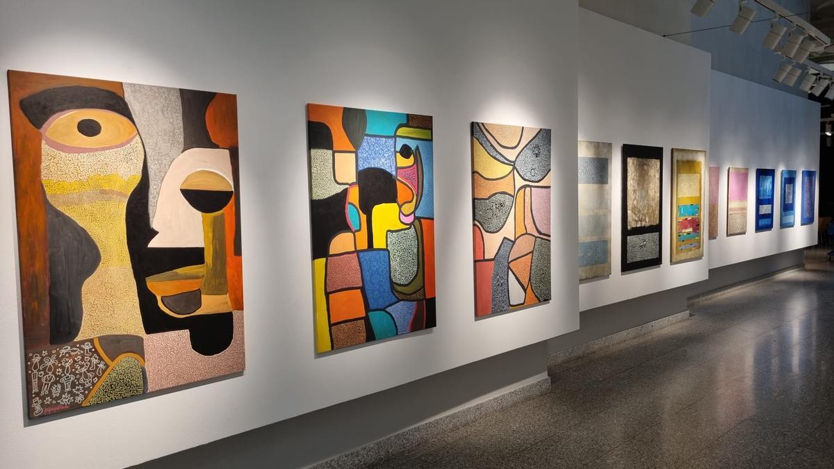La exposición reúne 48 obras del artista