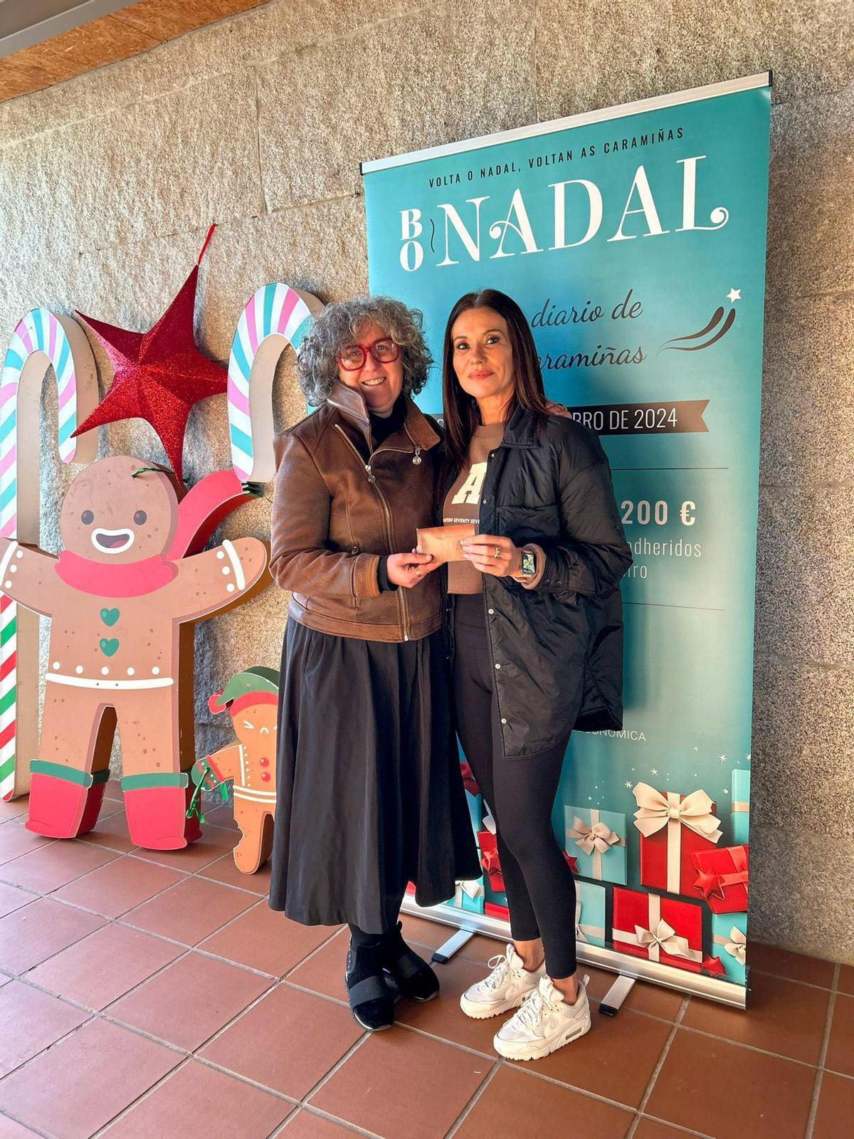 Amparo Cerecedo hizo entrega de las 'caramiñas' a las primeras personas agraciadas Amparo Cerecedo hizo entrega de las 'caramiñas' a las primeras personas agraciadas