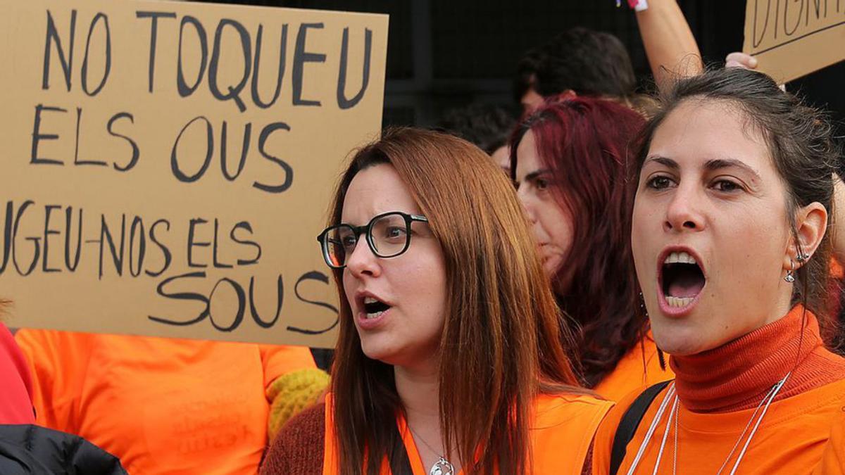 Manifestació d’educadors socials davant la DGAIA. | RICARD CUGAT Manifestació d’educadors socials davant la DGAIA. | RICARD CUGAT