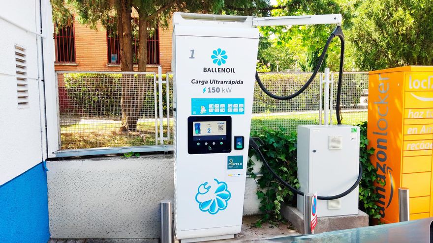 La &#039;low cost&#039; de Moeve, Ballenoil, lanza su propia red de electrolineras